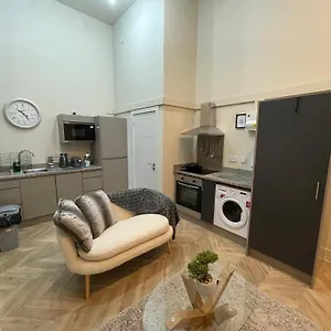 Apartment With Parking Available, Leeds (West Yorkshire)