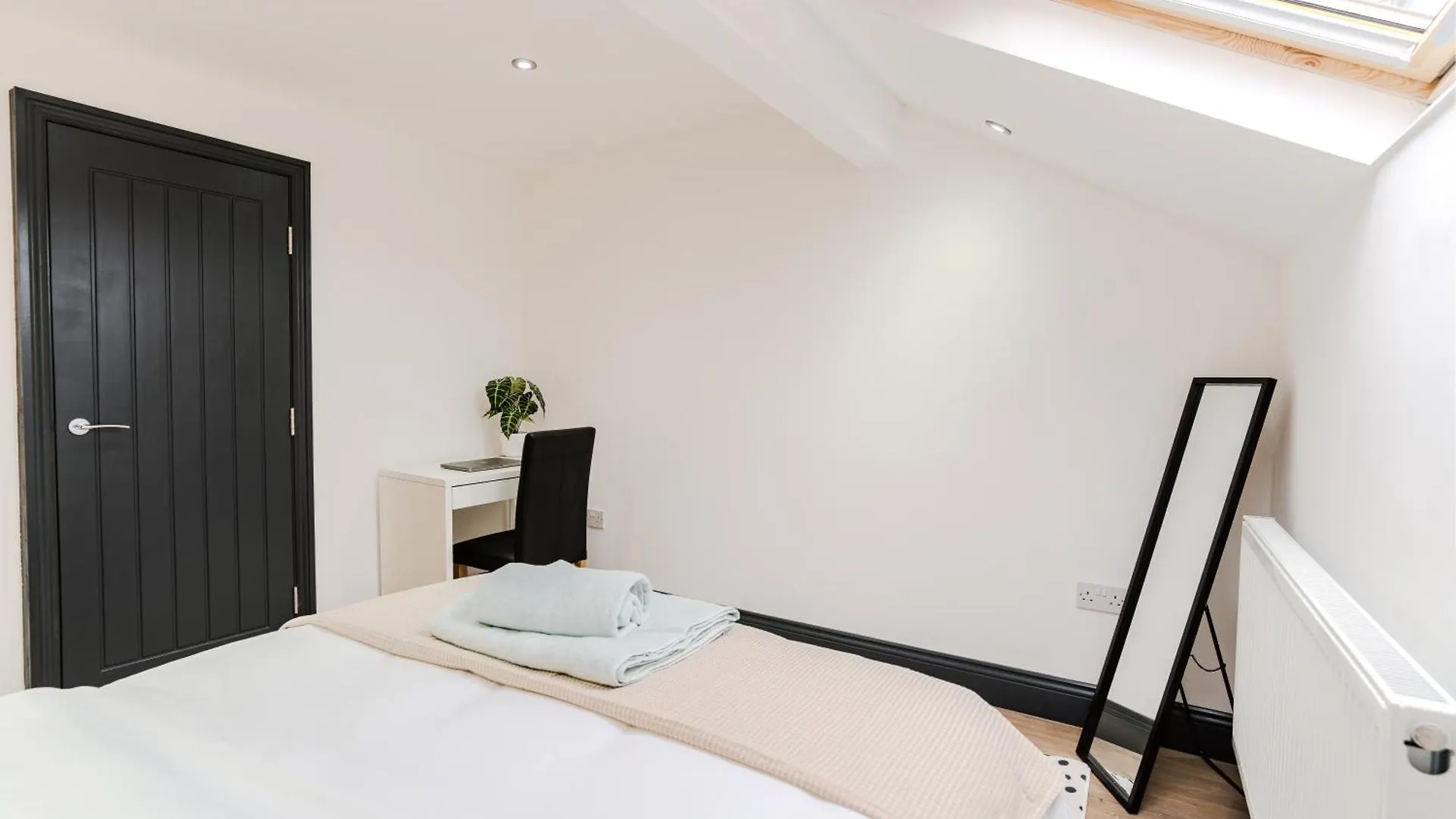Stunning Skyview 2Br Flat , Fast Wifi - Home Away From Home Leeds  Leeds (West Yorkshire)