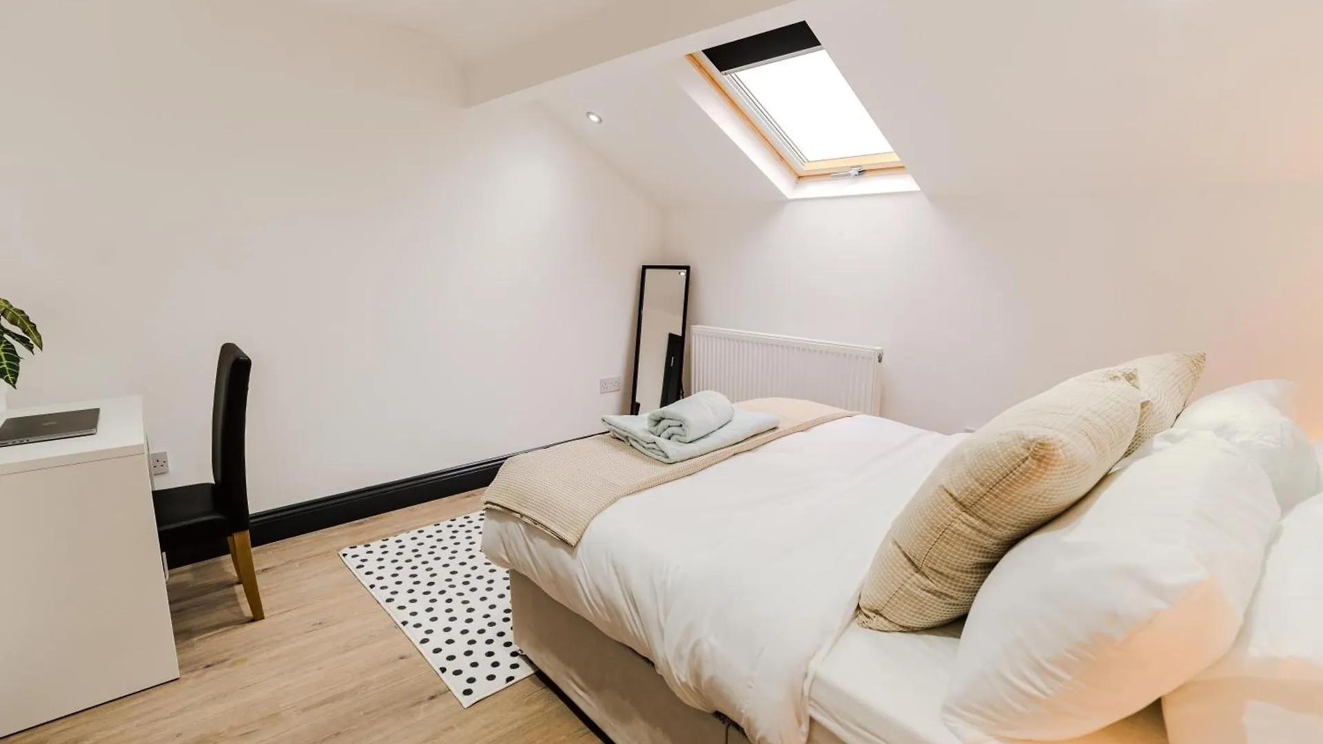 Stunning Skyview 2Br Flat , Fast Wifi - Home Away From Home Leeds  Leeds (West Yorkshire)